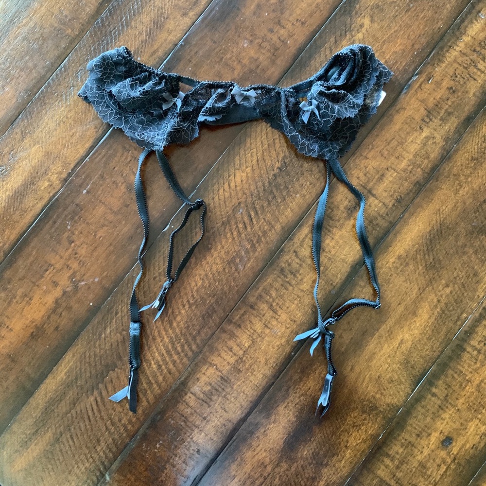 NWT Victoria’s Secret garter belt